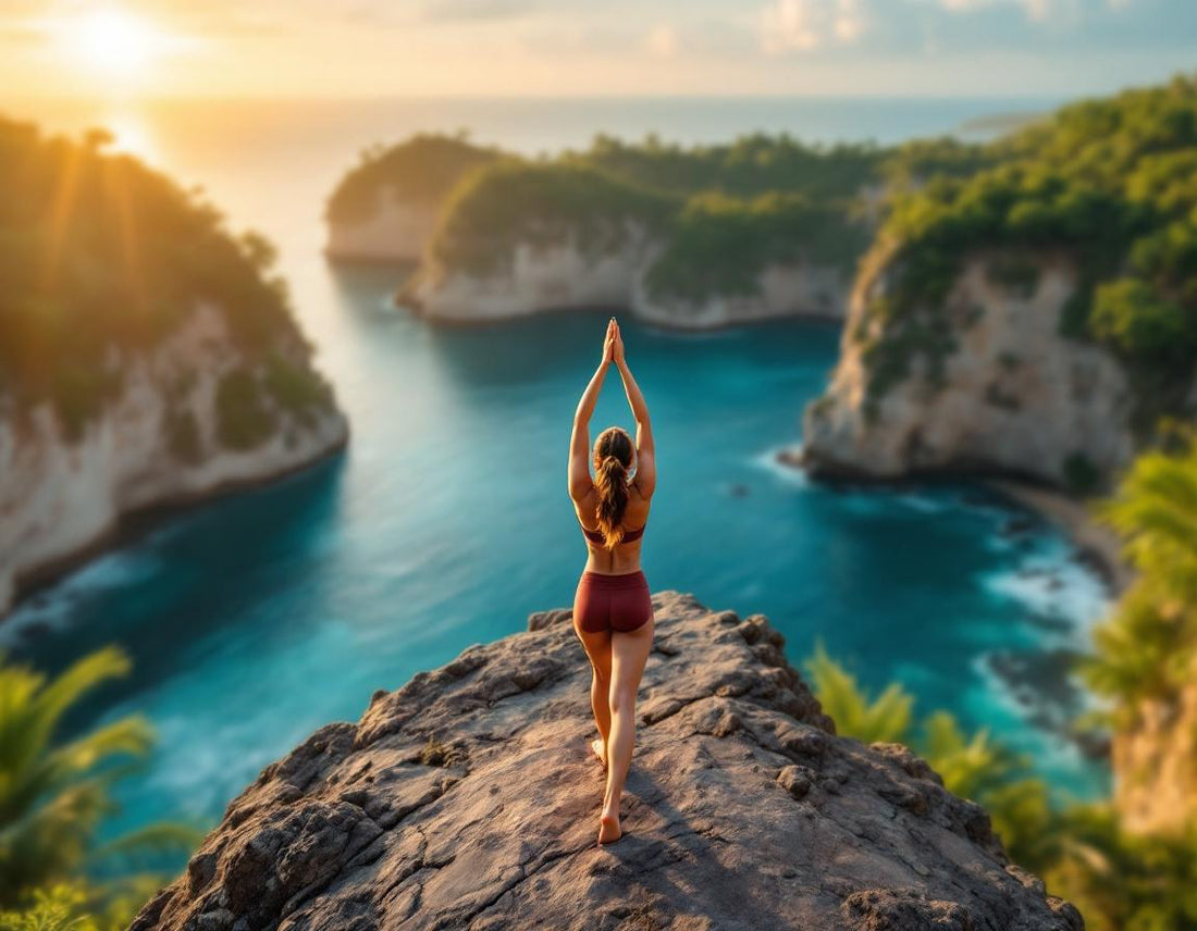 Témoin d'une femme en yoga sur une falaise à nusa penida bali, face à un lagon turquoise et palmiers.