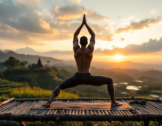 Femme méditant au lever du soleil devant un temple balinais, symbolisant voyage spirituel à bali.